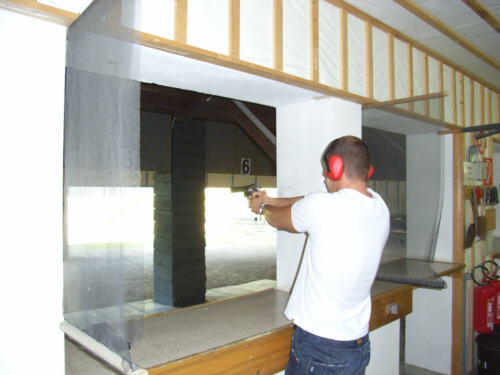 Marcel mit dem Trommelrevolver