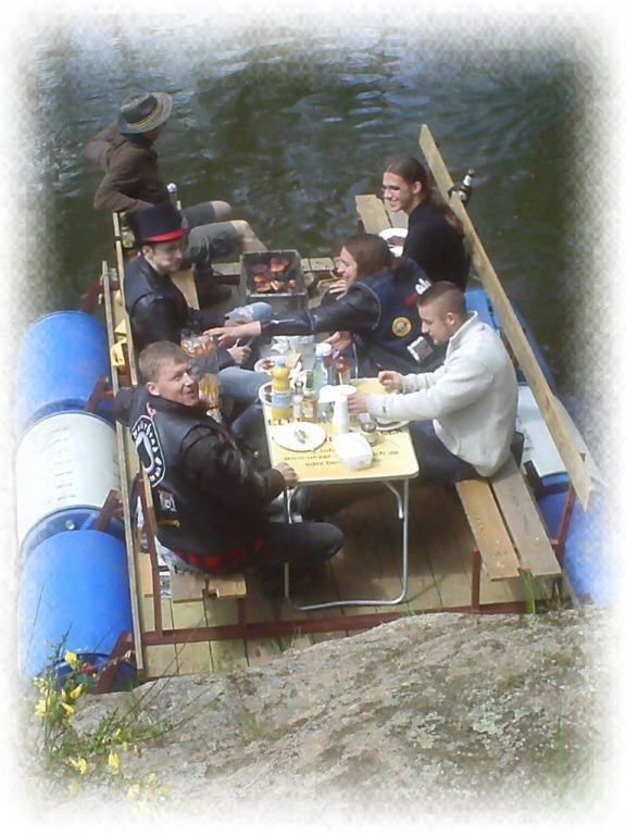 Mittags wird wie �blich bei Fischheim gegrillt