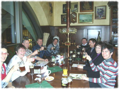 am Stammtisch, in der Mitte der Zapfhahn